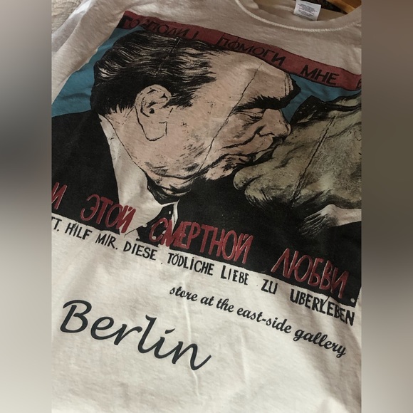 White Berlin Wall Kissing Mural T Shirt - Picture 4 of 4